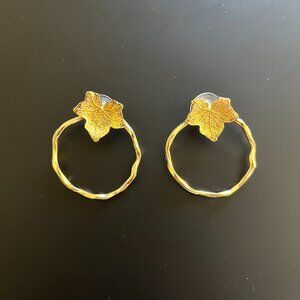 Gold color earrings round and leaf perfect condition